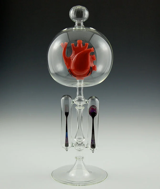 Kiva Ford l'artista che imprigiona negli alambicchi posate, bruchi e raganelle di vetro