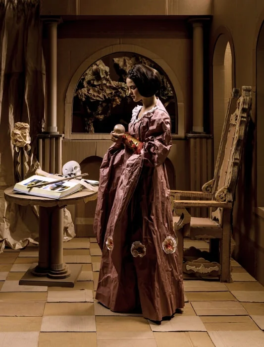 Il fotografo Valecillos usa i rifiuti per ricreare gli antichi capolavori