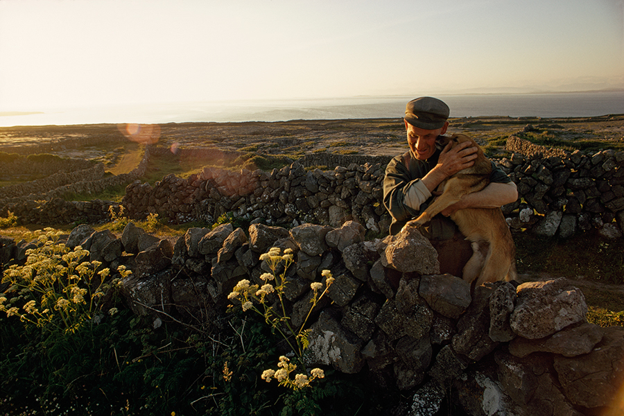 Un agricoltore abbraccia il suo cane, Isola di Inishmore, Irlanda,1971\ WINFIELD PARKS, NATGEO CREATIVE