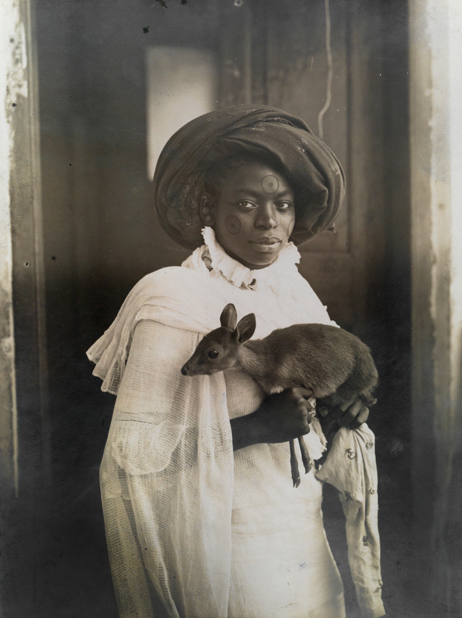 Una donna kenyota con il suo cucciolo, Mombassa, 1909\UNDERWOOD AND UNDERWOOD