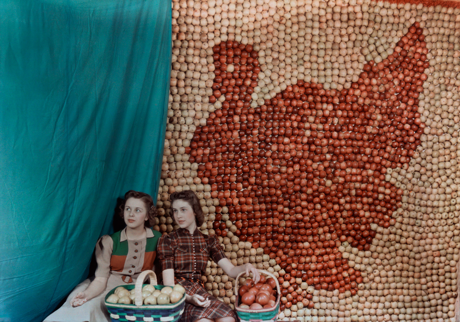 Ragazze di fronte alla rappresentazione di un tacchino fatta di mele, West Virginia,1939\B. ANTHONY STEWART, NATGEO