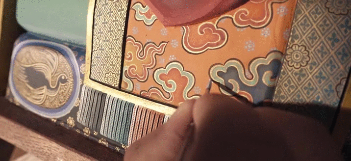 5 mesi di lavoro per dipingere una sola statua. In un poetico mini-film