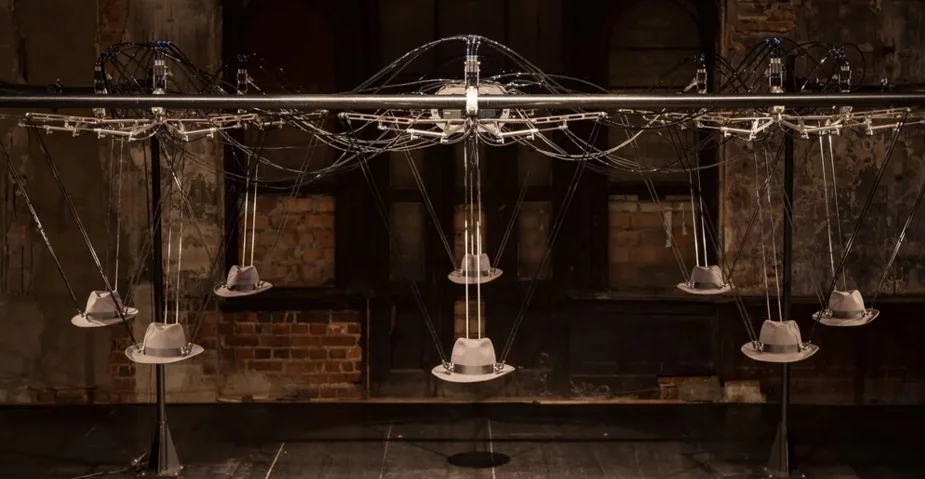 GLI OGGETTI DANZANO NELLE SCULTURE ANIMATE DI PETER WILLIAM HOLDEN