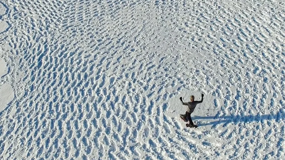 2 CAMPI DA CALCIO E MEZZO CAMMINANDO SULLA NEVE PER IL TRONO DI SPADE. BY SIMON BECK