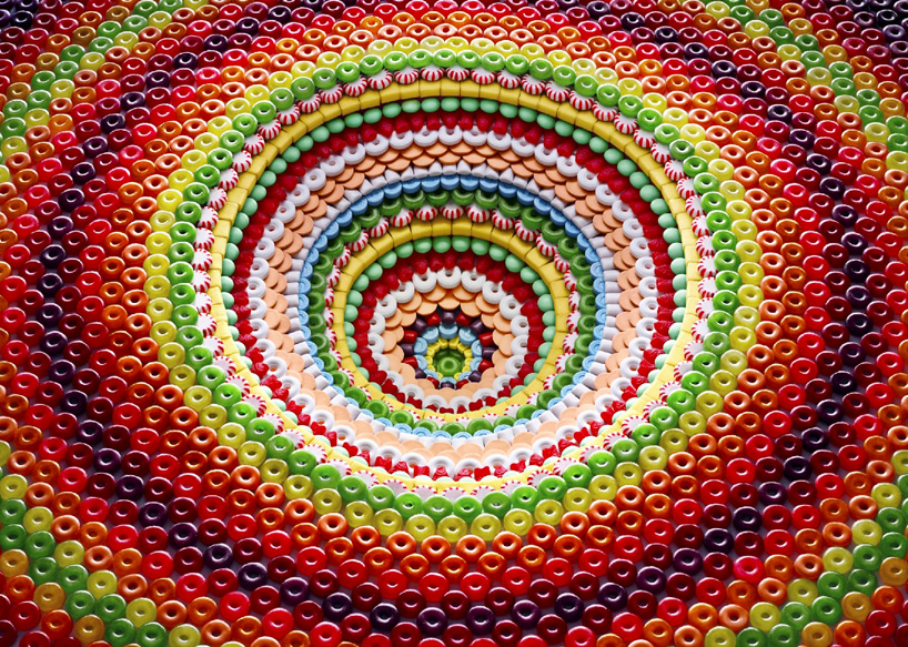 SAM KAPLAN IL FOTOGRAFO CHE TRASFORMA GLI SNACK IN COMPLESSE STRUTTURE ARCHITETTONICHE