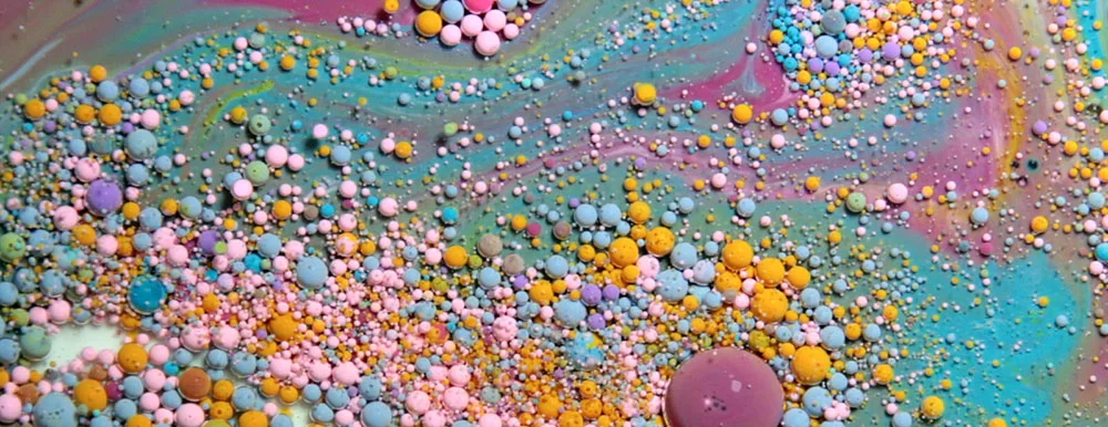 Thomas Blanchard mixa latte, colore, olio e sapone liquido per creare degli psichedelici video