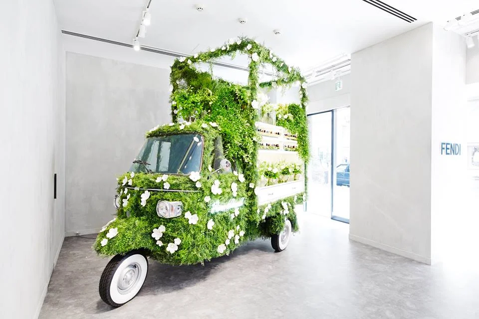 L'Ape Piaggio dell'artista Azuma Makoto è coperto da centinaia di fiori e migliaia di foglie verdi