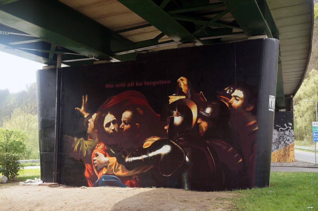 Artista riproduce con le bombolette spray famoso dipinto di Caravaggio in un sottopasso di Varese