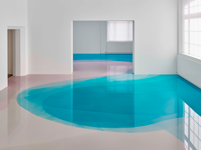 Peter Zimmermann pavimenta con piscine di lucida resina colorata l'intero museo di Friburgo