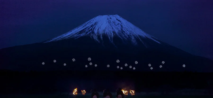 Sky Magic sono i 20 droni che hanno danzato nel cielo, illuminando il monte Fuji con i loro 16mila e 500 Leds