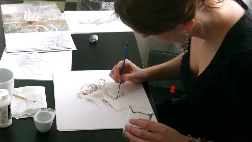 Esther van Hulsen al lavoro sul disegno della piovra estinta usando inchiostro vecchio di 95milioni di anni. Photo by Stian Steinsli