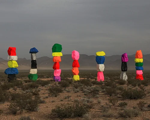 “Seven magic mountains” di Ugo Rondinone, un po’ extraterrestri un po’ totem modaioli,  portano il colore nel mezzo del deserto