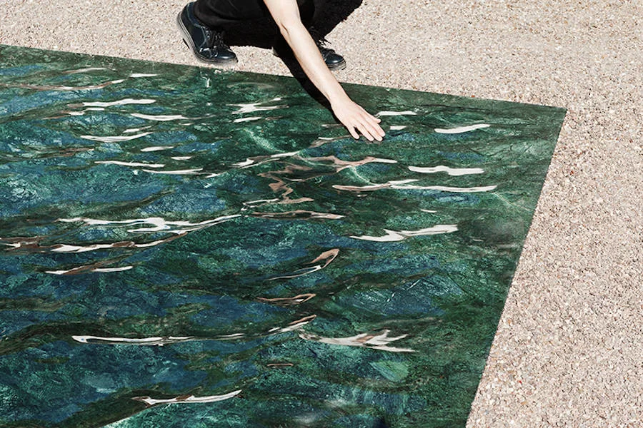 L’installazione di Mathieu Lehanneur che sembra uno specchio d’acqua e invece è una lastra di marmo