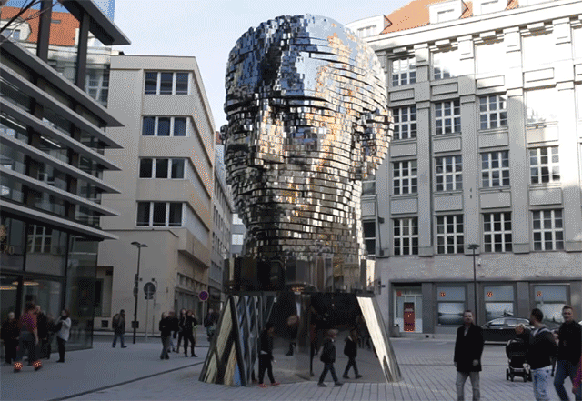 david-cerny-scultura-kafka.gif
