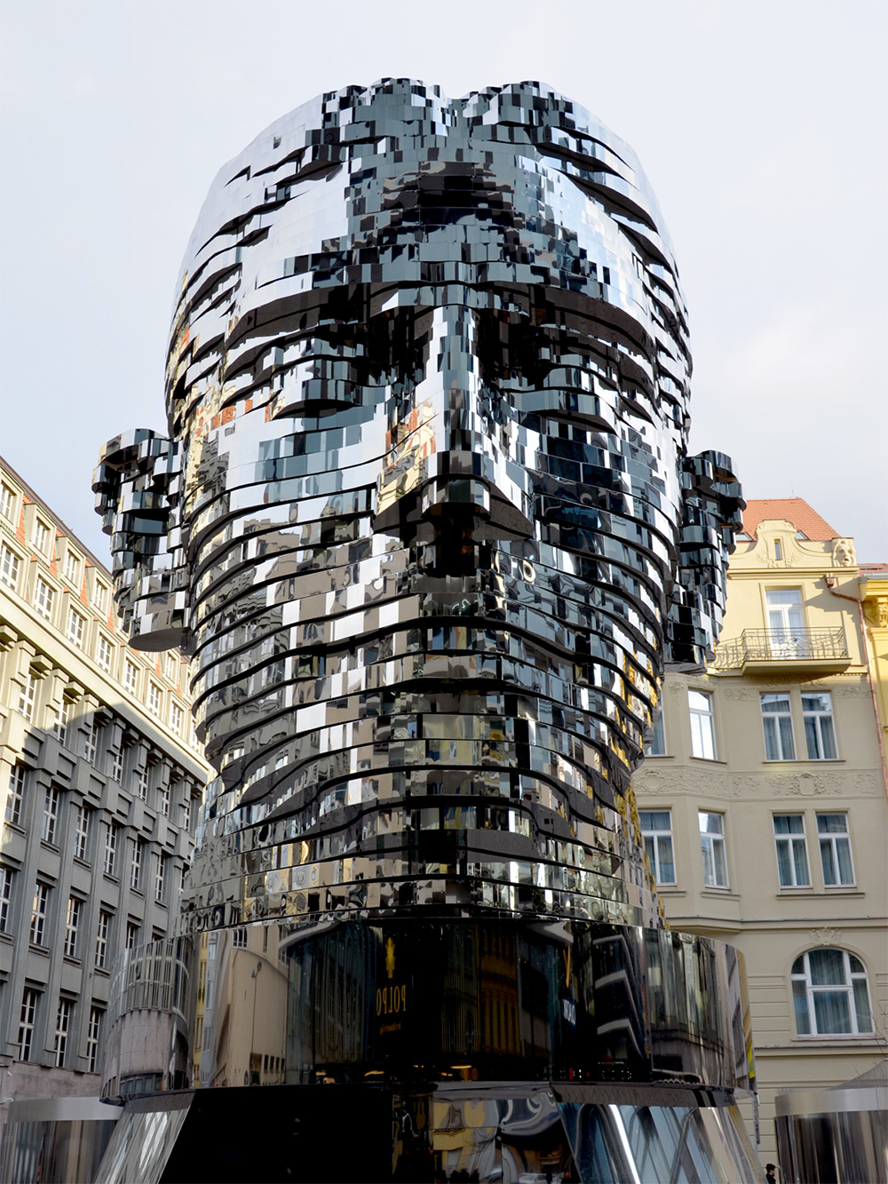 david-cerny-monumento-kafka.jpg