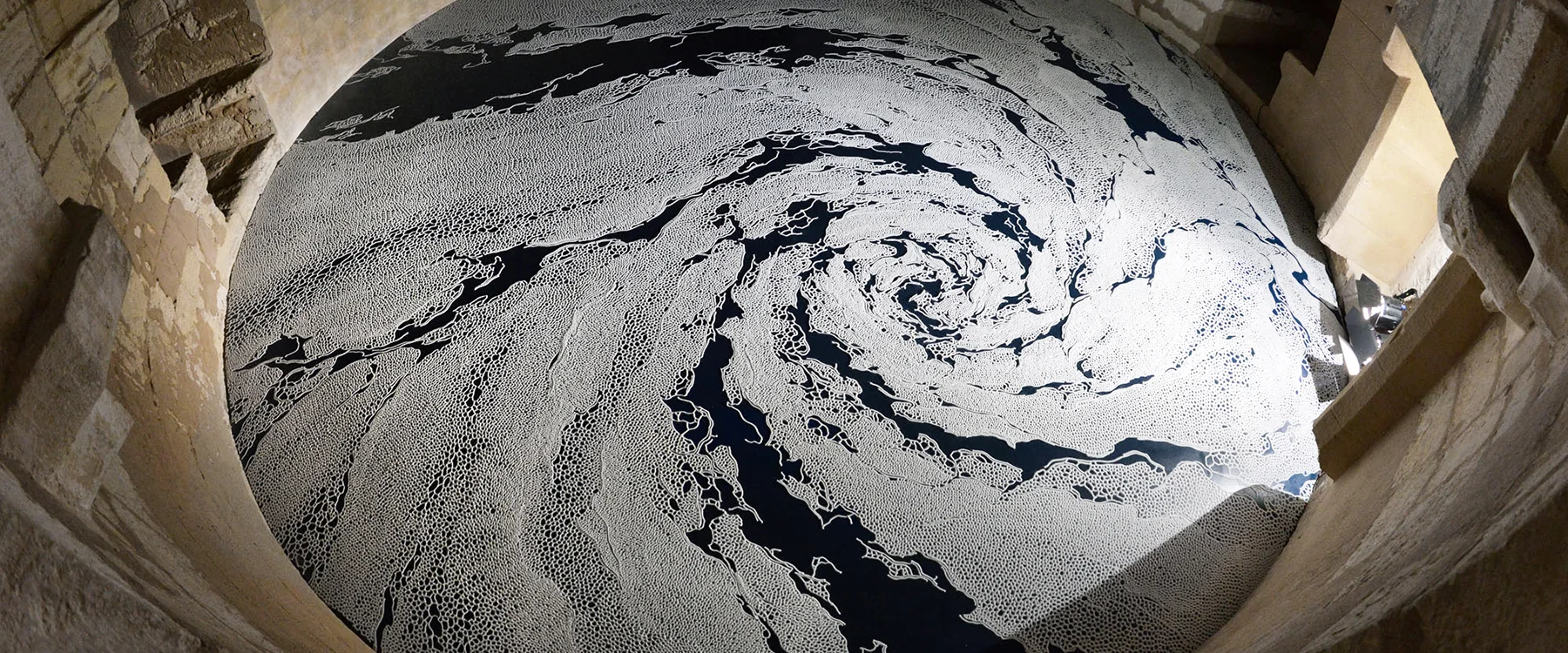 L’artista Motoi Yamamoto ha scolpito complessi labirinti di sale marino in un antico castello francese