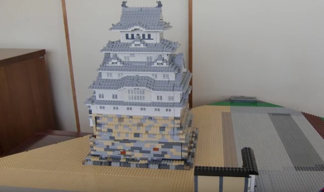 Un maestro dei Lego riproduce l'antico castello giapponese di Himeji in  versione pieghevole — ARTBOOMS