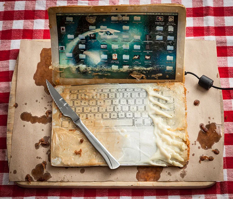 “Deeep fried” l’elettronica in pastella del fotografo Hanry Hargreaves che mette appetito