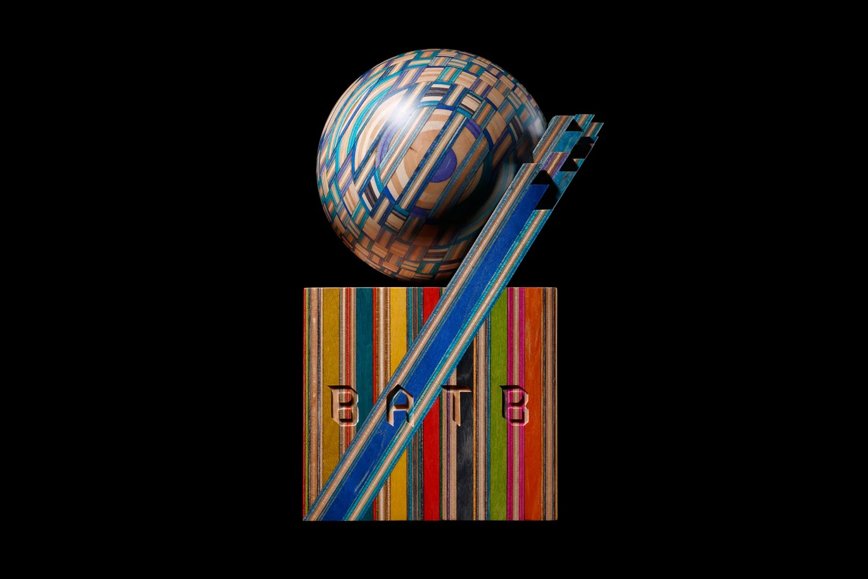 L’artista Haroshi ha creato con vecchie tavole da skate il colorato trofeo per la gara di skateboarders “Battle at the Berrics”