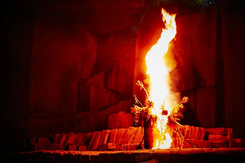Azuma Makoto, performance "Burning flowers"