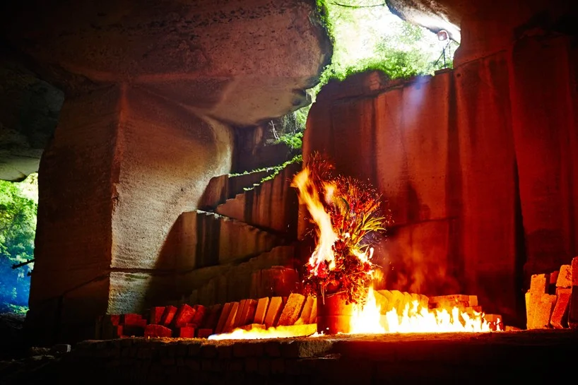 Azuma Makoto, performance "Burning flowers"