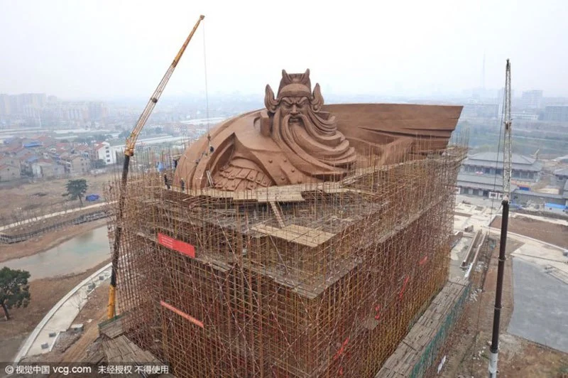 L’artista Han Meilin crea una superstatuona del dio della guerra “Guan