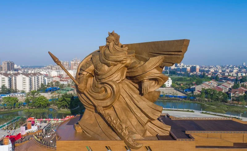 L’artista Han Meilin crea una super-statuona del dio della guerra “Guan Yu”, un po’ attrazione popolare, un po’ minaccia monumentale