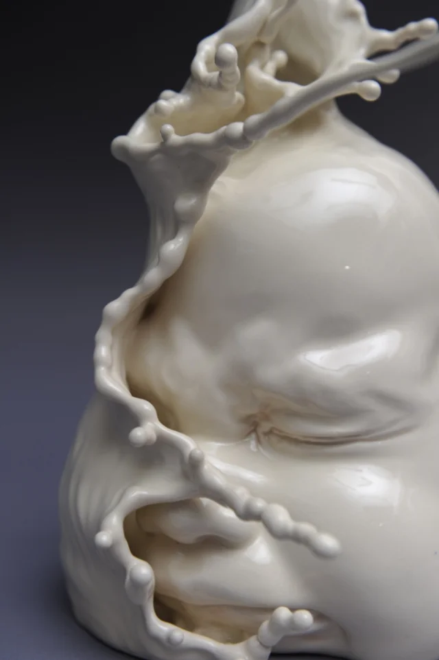 Le ceramiche di Johnson-Tsang che fanno splash come quando cade la bottiglia del latte
