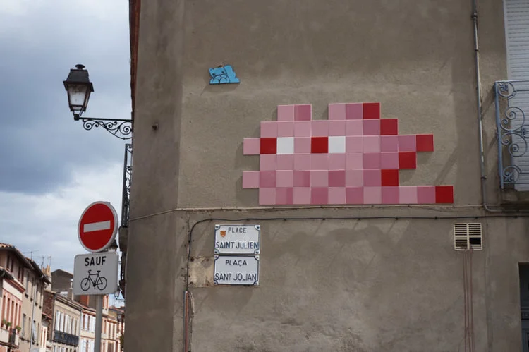 Tra videogames vintage e piastrelle rosa confetto i mosaici di Invader superano il livello Tolosa