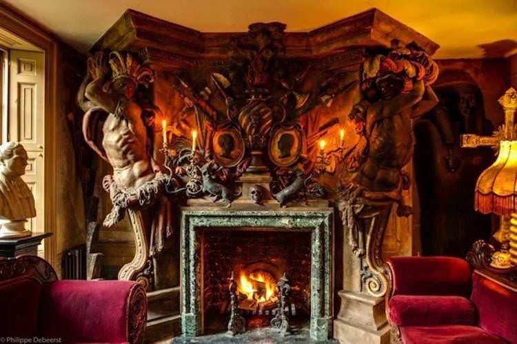 Londra: Vendesi antica ed inquietante dimora. Già appartenuta a due collezionisti d'arte. Arredi e fantasmi inclusi