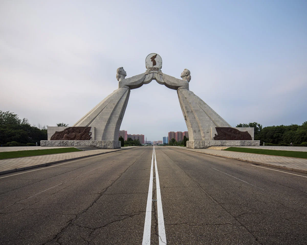 Tra architettura sovietica e vita vintage, Pyongyang, la città per cui il muro di Berlino non è mai crollato. By Raphael Olivier