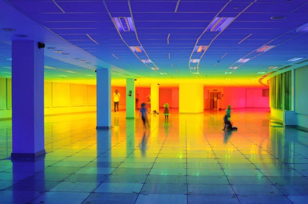 “Our color perception”: l’installazione di Liz West che manda la gente a passeggio nell’arcobaleno