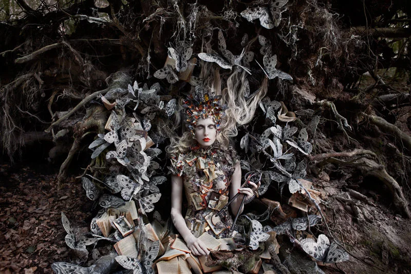 kirsty mitchell, wonderland series, foto: "the last door of autumn"