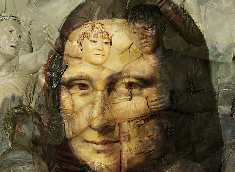 L’artista Liu Bolin riproduce nei minimi particolari Guernica e la Giconda usando due gruppi di persone come tela