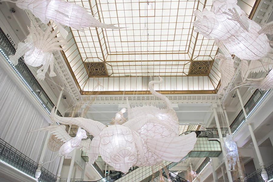 l'installazione in legno e bamboo realizzata nel 2016 da Ai Weiwei a "Le bon marche"