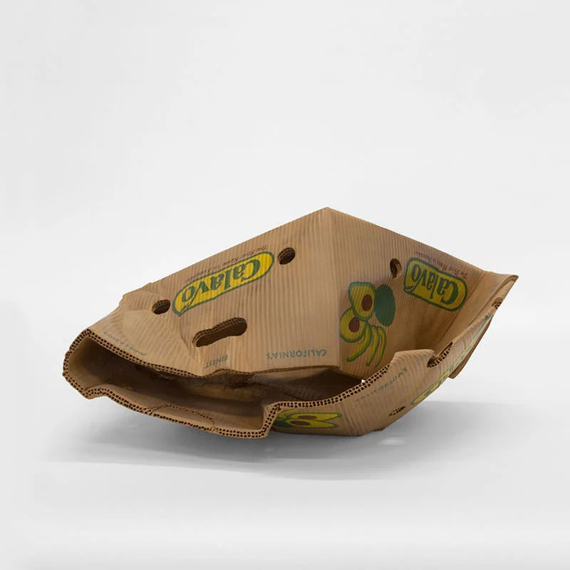 Le incredibili sculture in legno di Matt Johnson che riproducono in ogni minimo particolare vecchie scatole di cartone e altri rifiuti