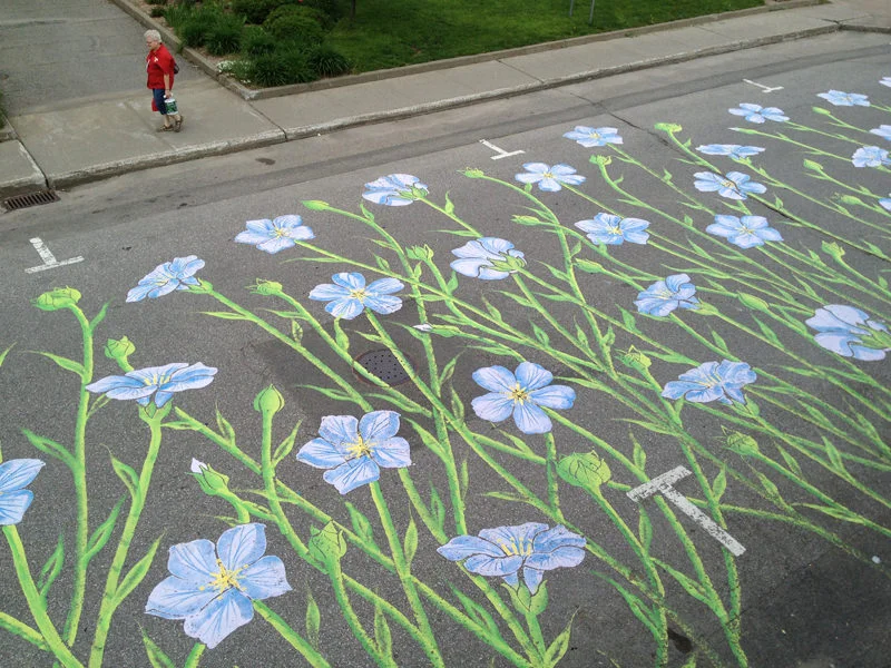 L'artista Roadsworth che fa delle strisce pedonali una tela e ha inventato gli street-cartoni-animati