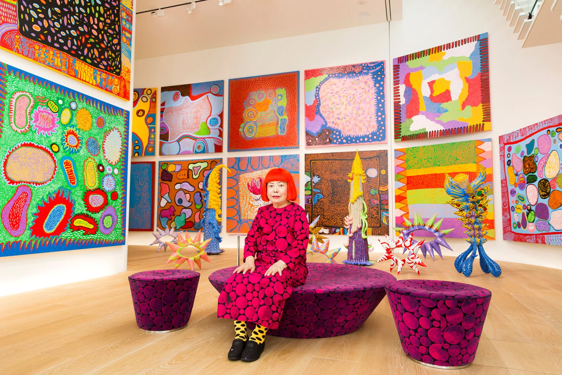 yayoi-kusama-infinity-mirrors-tra-zucche-e-pois-multicolore