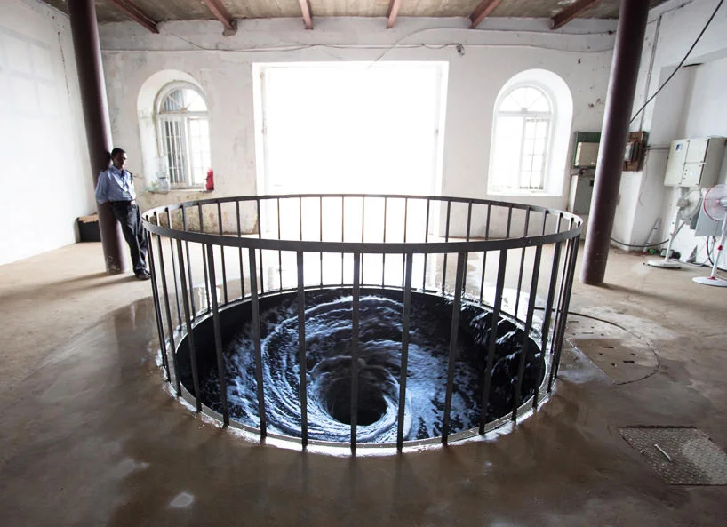 Anish Kapoor, Descension per la Biennale Kochi-Muziris in India. Image courtesy Kochi-Muziris Biennale