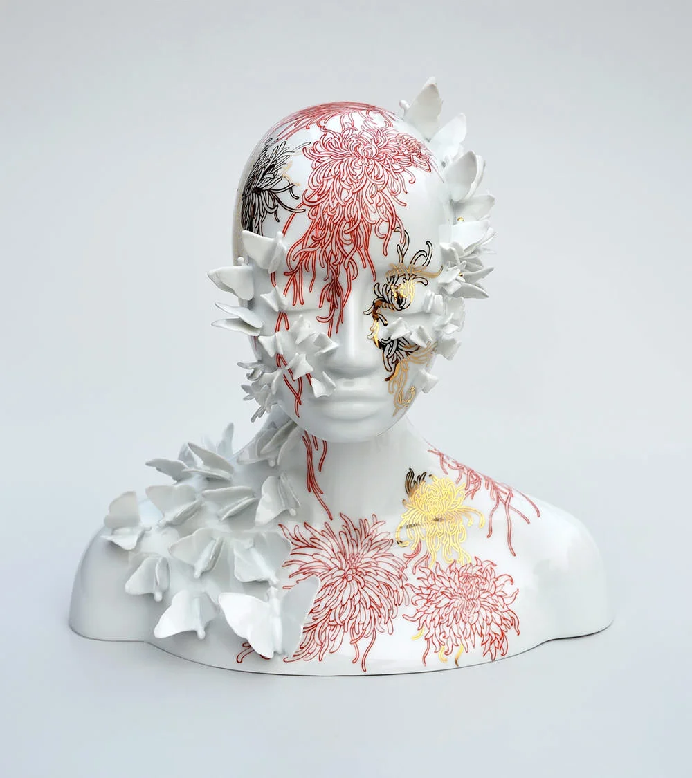 “Atsu Bashiri”, 2016. Porcellana di Limoges, smalto bianco, dipinta a mano in rosso e oro. 34x35x24cm