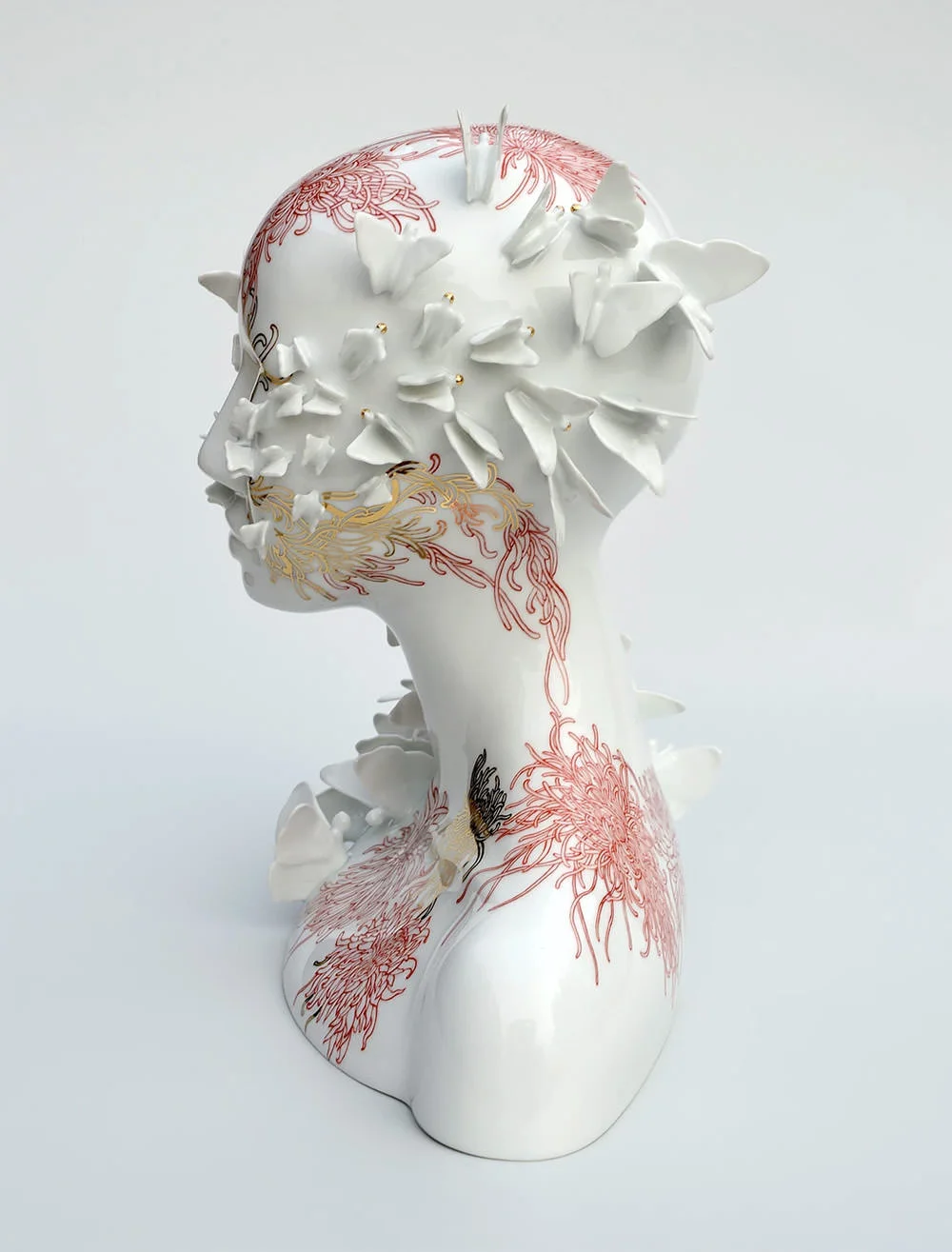 “Atsu Bashiri”, 2016. Porcellana di Limoges, smalto bianco, dipinta a mano in rosso e oro. 34x35x24cm