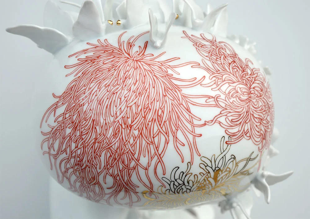 “Atsu Bashiri”, particolare“Memento mori”, 2016. Porcellana di Limoges, biscuit e smalto bianco.
