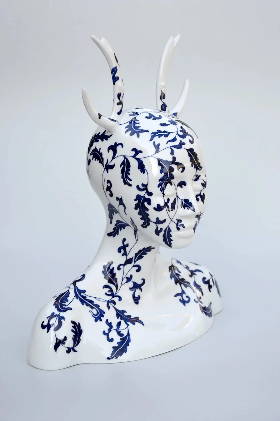“Mazama”, 2016. Porcellana di Limoges, smalto bianco, dipinta a mano in blu cobalto.