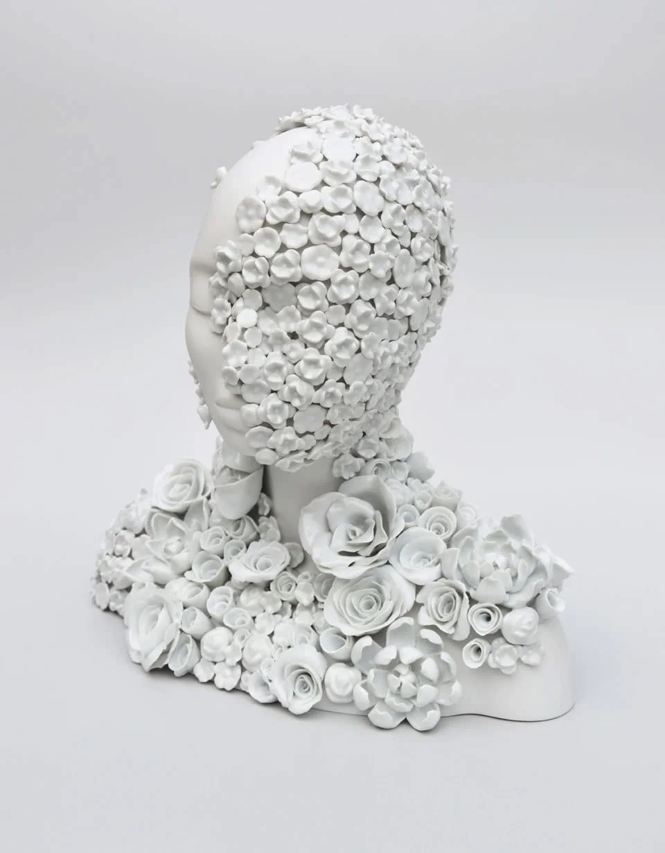 “Memento mori”, 2016. Porcellana di Limoges, biscuit e smalto bianco.