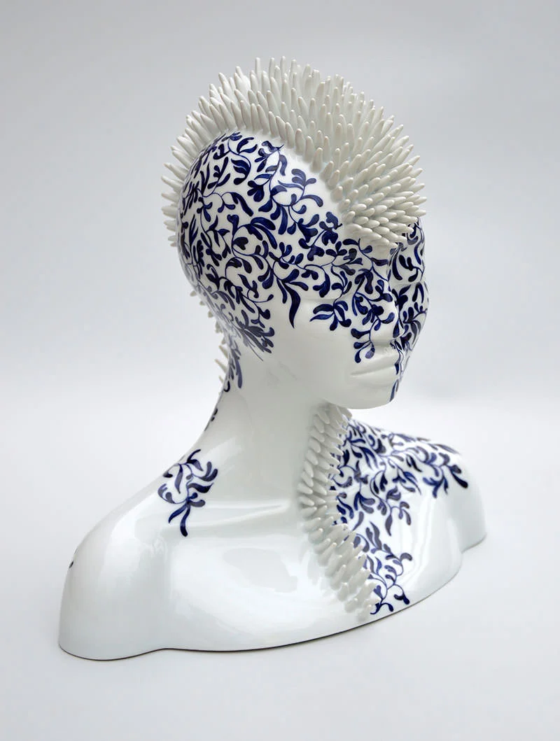 “Erinaceus concolor”, 2016. Porcellana di Limoges, smalto bianco, dipinta a mano in blu cobalto