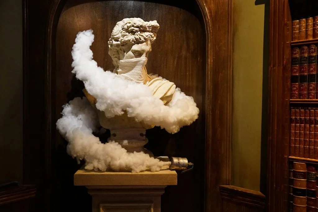una scultura nel piano bar photo courtesy Banksy