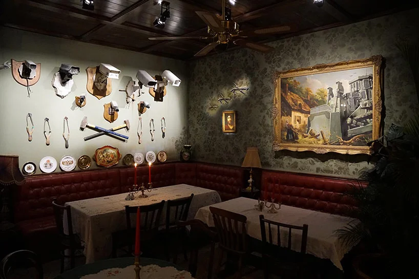 un particolare del piano bar photo courtesy Banksy