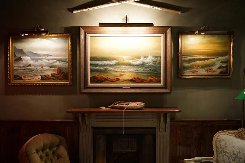 opere di Banksy nel piano bar photo via Designboom
