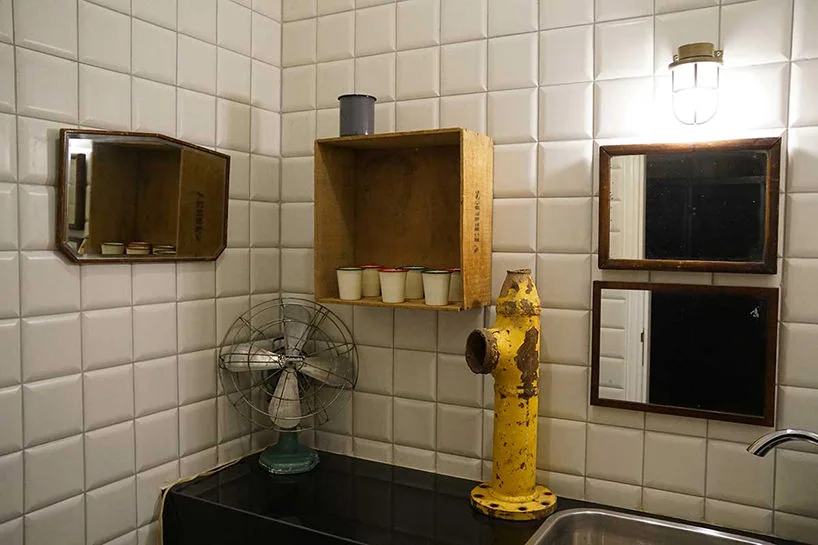 il bagno condiviso delle budget rooms photo via Designboom