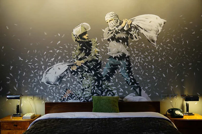 Banksy inaugura un Art Hotel con vista sulla Striscia di Gaza. Ecco le foto del "Walled Off":